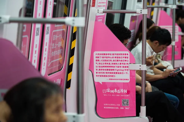 Passageiros Chineses São Retratados Trem Metrô Com Decorações Rosa Para — Fotografia de Stock