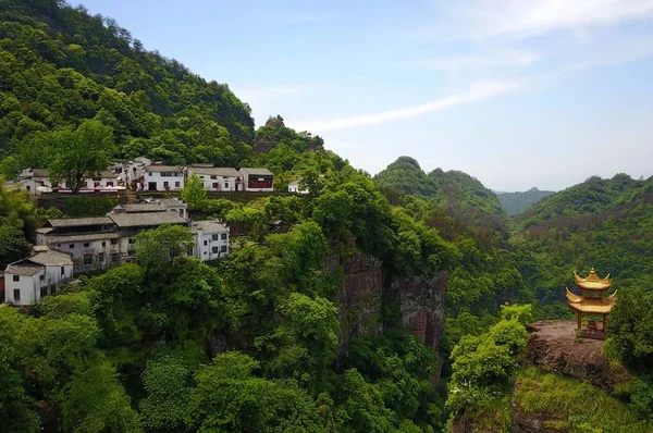 2017 日東中国安徽省黄山市でマウント齊の崖の上の Qiyunshan — ストック写真