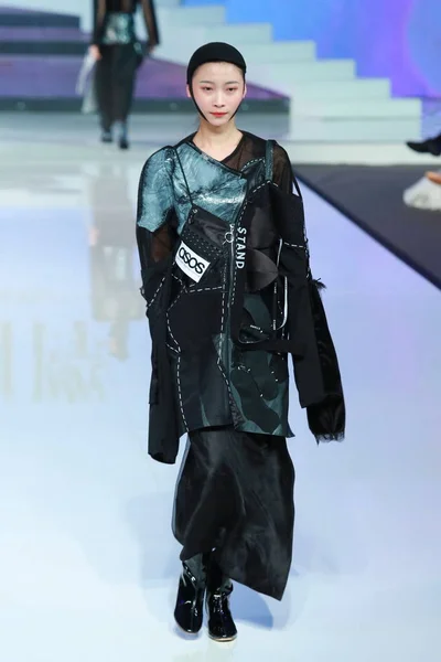 モデルは ヘンペル賞 中国ファッション週秋 2017 と北京 2017 日の間に 中国国際若いファッション デザイナー コンテストで新しい創造を表示します — ストック写真