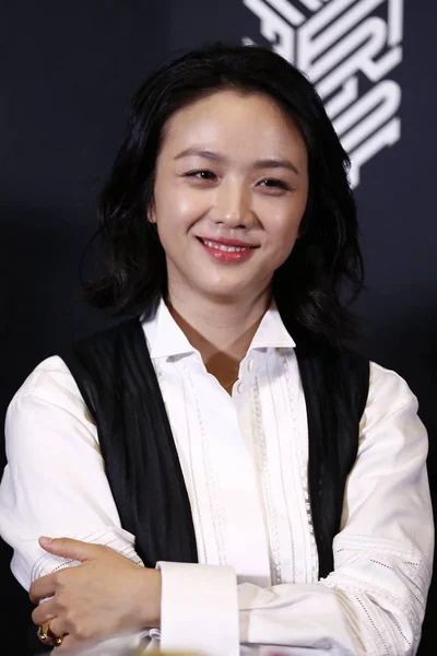 中国女演员唐伟出席2017年5月4日在中国北京举行的第十一届国际电影节新闻发布会 — 图库照片