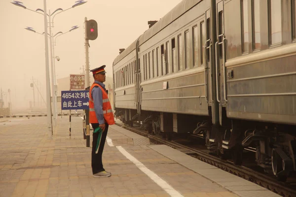 Kinesisk Arbetstagare Tittar Ett Tåg Som Avgår Från Järnvägsstation Sandstorm — Stockfoto