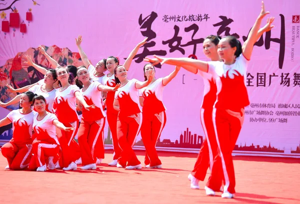 2017年5月2日 来自全国28支球队的选手在中国东部安徽省博州市举行的一场比赛中表演广场舞蹈 — 图库照片
