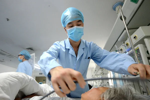 Une Infirmière Chinoise Liang Shulei Prend Soin Patient Dans Unité — Photo