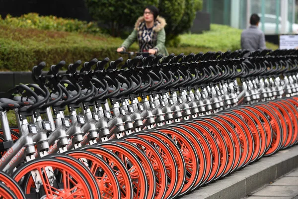 Fahrräder Des Chinesischen Fahrradverleihdienstes Mobike Stehen Auf Einer Straße Der — Stockfoto