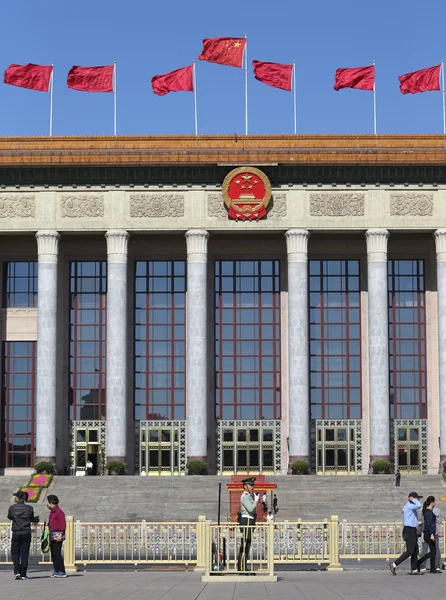 2017年5月13日 北京国際協力国際協力フォーラムに先駆けて 人民大会堂に赤旗が飛び散る — ストック写真