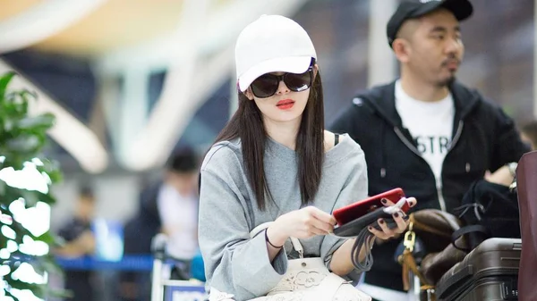 Κινέζα Ηθοποιός Yang Χρησιμοποιεί Smartphone Της Στο Διεθνές Αεροδρόμιο Pudong — Φωτογραφία Αρχείου