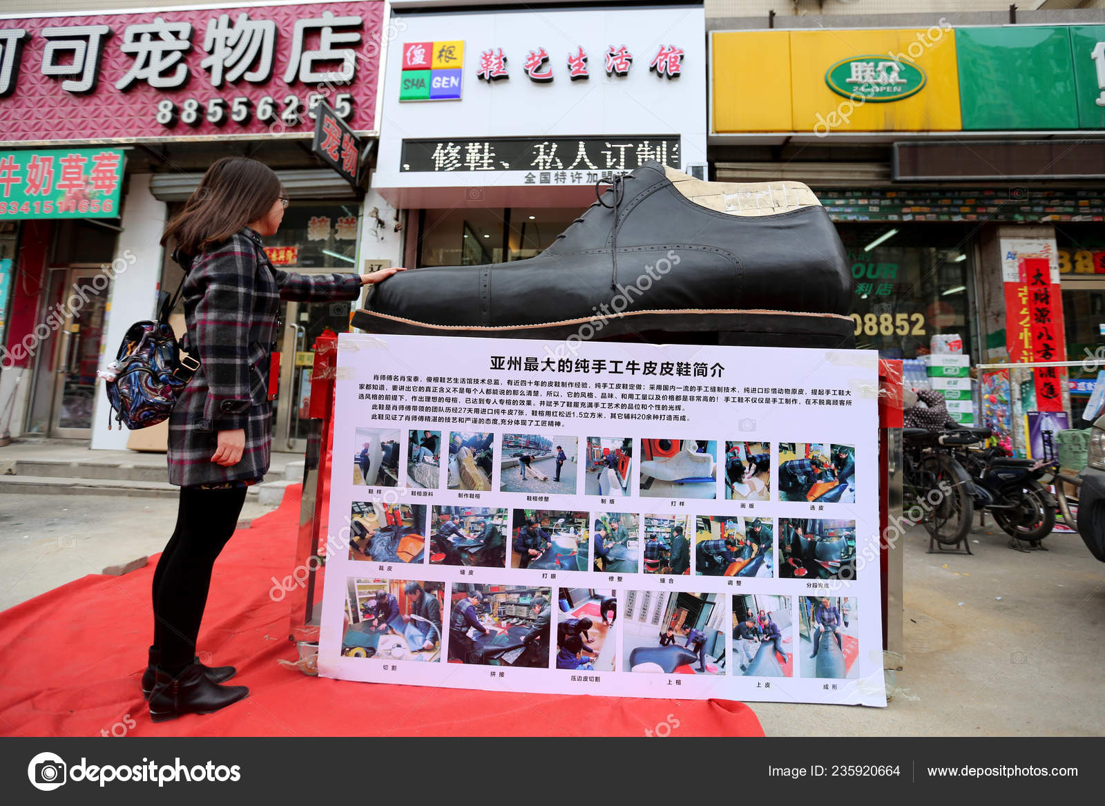 Pedestrian Looks Giant Shoe Display Shenyang City Northeast China's