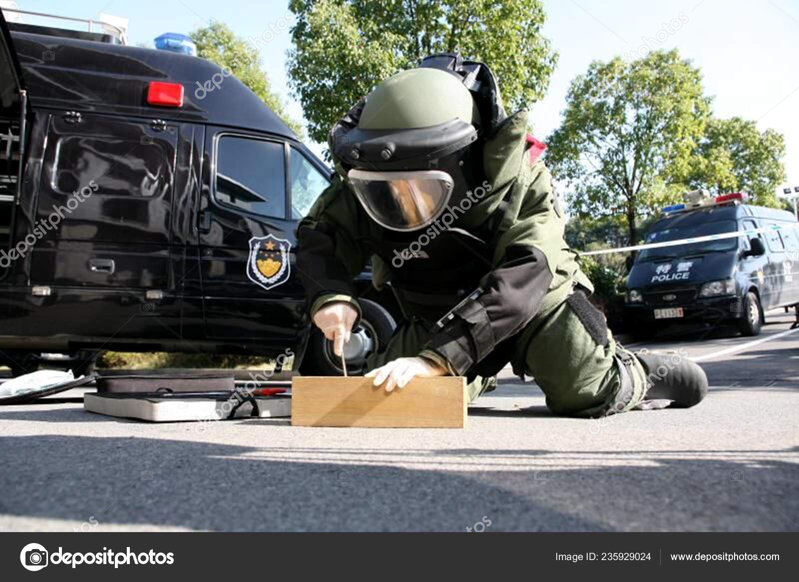 A heartwarming scene at a beach in #Qingdao: a #Chinese #police officer  helps reunite two lost children with their parents. One little girl,  unaware she was the lost one, exclaimed, 'My sister, my ..., image size:1600x1166
