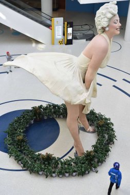 An eight-meter-tall sculpture of American actress and model Marilyn Monroe, frozen with her dress blowing up, is on display at a shopping mall in Dalian city, northeast China's Liaoning province, 14 November 2017 clipart
