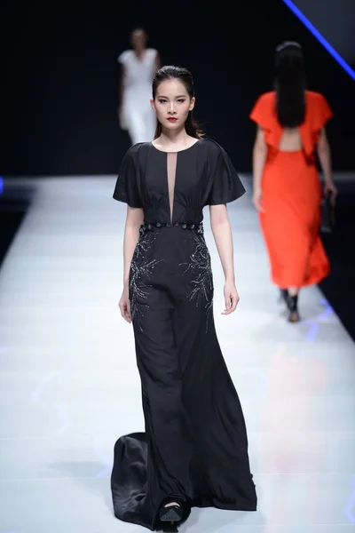 Modelo Exibe Uma Nova Criação Asahi Kasei Chinese Fashion Designer — Fotografia de Stock