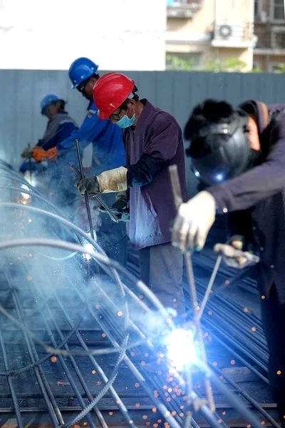 Trabajadores Chinos Hacen Jaulas Refuerzo Acero Una Fábrica Ciudad Huaian —  Fotos de Stock