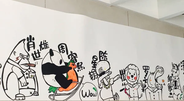 2017年5月9日 中国重庆 15岁的中国女孩李露多 Luduo 创作的一张6米长的合影 照片中有动物卡通人物代表她29名同学 — 图库照片