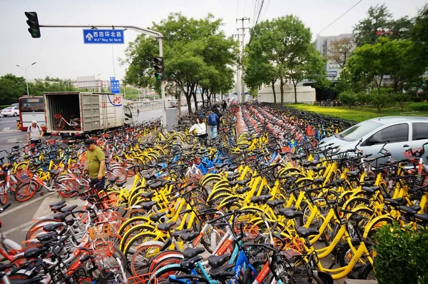 Een Auto Wordt Geblokkeerd Door Honderden Fietsen Van Chinese Fiets — Stockfoto