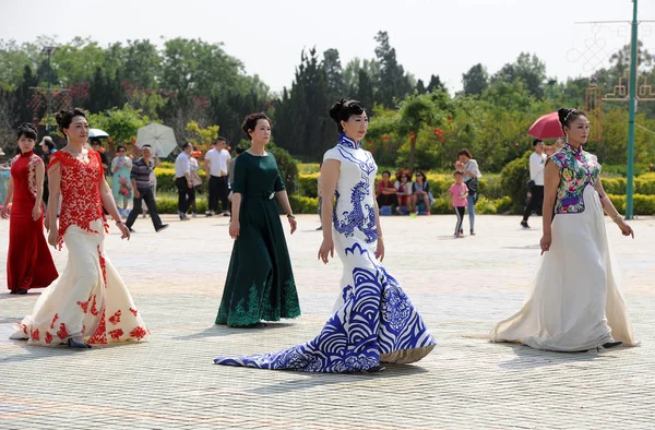 2017年5月1日 中国西北部山西省永吉市观柯塔前 中国传统女装旗袍 — 图库照片