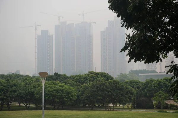 2017年5月10日 在中国南方广东省深圳市的浓雾中隐约出现了高层建筑和摩天大楼 — 图库照片