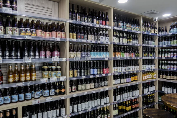 Flessen Geïmporteerd Bier Zijn Koop Haifu Convenience Store Handen Van — Stockfoto