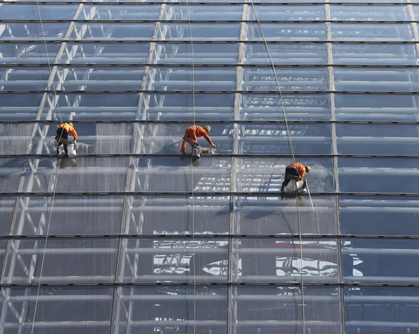 Китайские Рабочие Очистили Титановый Купол Национального Центра Исполнительских Искусств Ncpa — стоковое фото