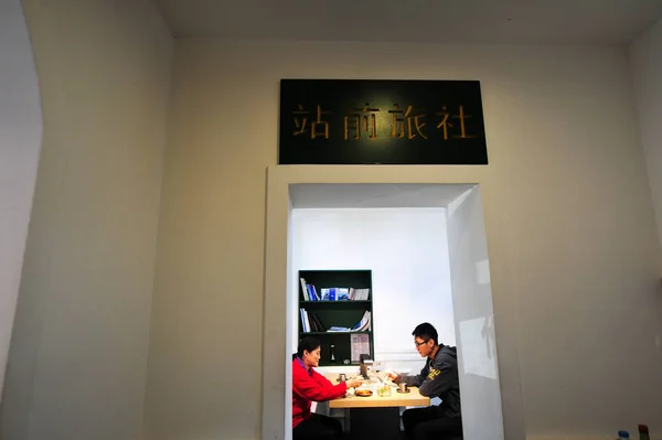 Los Clientes Comen Antiguo Restaurante Barbacoa Temática Estación Tren Shenyang —  Fotos de Stock