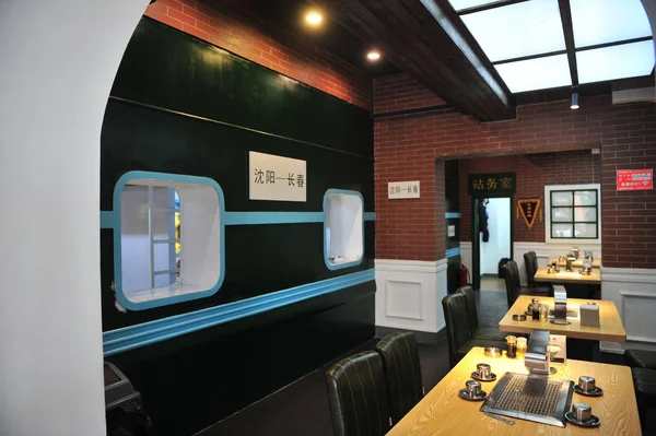 Pemandangan Interior Restoran Barbekyu Bertema Stasiun Kereta Api Lama Shenyang — Stok Foto