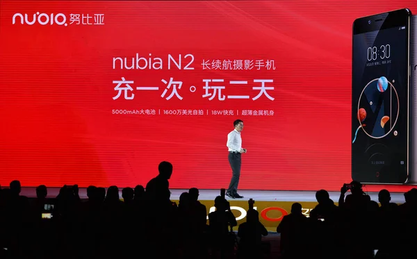 Fei Ceo Van Zte Nubia Smartphone Eenheid Spreekt Tijdens Lanceringsgebeurtenis — Stockfoto