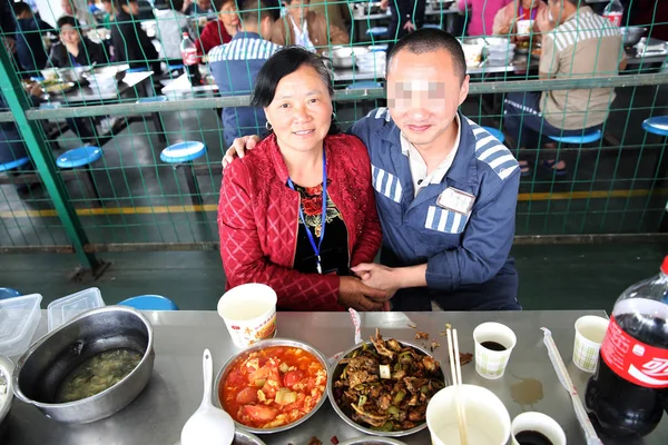 Fogoly Újraegyesül Feleségével Xiangyang Börtönben Xiangyang Város Közép Kína Hubei — Stock Fotó