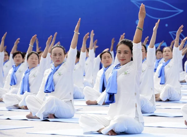 Amantes Ioga Chineses Competem Campeonato Nacional Yoga Aberto Condado Puan — Fotografia de Stock