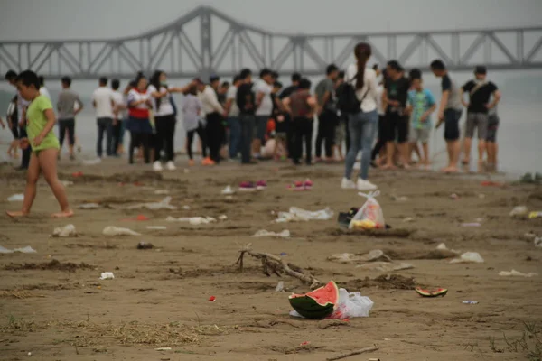 Rifiuti Lasciati Dai Visitatori Sono Raffigurati Sulle Rive Del Fiume — Foto Stock