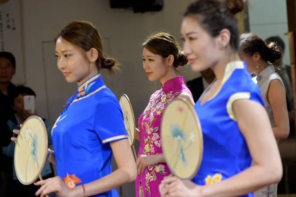 Modely Prezentují Cheongsam Tradiční Čínské Ženské Šaty Známé Také Jako — Stock fotografie