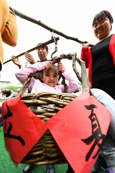 幼稚園の中国人教師は 中国東部の山東省Weifang市で 中国の太陰暦の夏の始まりである Lixia を歓迎する学生を量る 2017年5月4日 — ストック写真