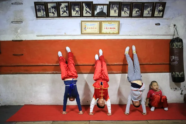 2017년 14일 헤이룽장성 하얼빈시에 장빈리의 무술학교에서 무술을 연습하는 학생들 — 스톡 사진