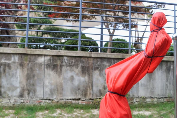 Una Scultura Uomo Che Piscia Coperta Telo Rosso Vicino Centro — Foto Stock