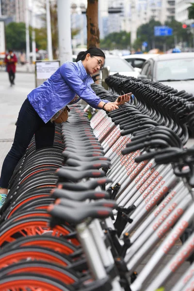 Eine Handynutzerin Benutzt Die App Des Chinesischen Fahrradverleihdienstes Mobike Einen — Stockfoto
