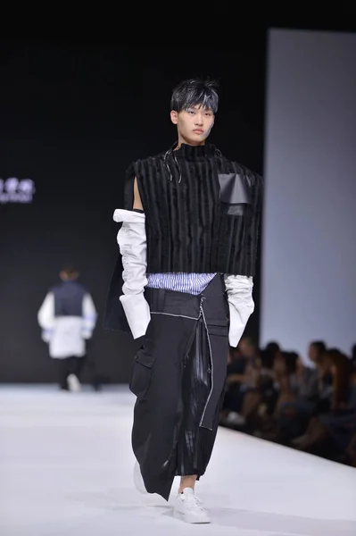 モデル表示によって設計された卒業生 2017 中国大学院ファッションウィーク期間中に北京 2017 日新規作成 — ストック写真