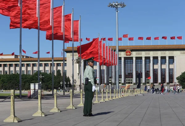 2017年5月13日 北京で開催される国際協力のためのベルト ロード フォーラムに先立ち 人民大会堂の前で赤い旗が飛び散る — ストック写真