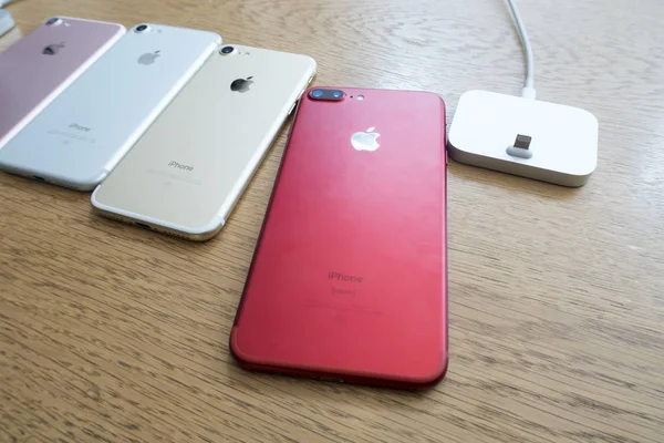 Специальная Красная Версия Смартфона Iphone Представлена Магазине Apple Store Шанхае — стоковое фото