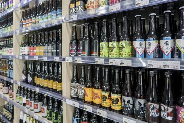 Flessen Geïmporteerd Bier Zijn Koop Haifu Convenience Store Handen Van — Stockfoto