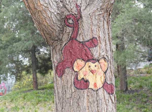 Мавпа Одним Багатьох Тварин Пофарбованих Дереві Парку Таорантінг Пекіні Китай — стокове фото