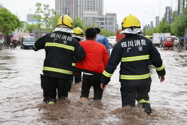 Китайские Наполнители Эвакуируют Местных Жителей Затопленных Районов После Сильного Ливня — стоковое фото