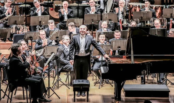アメリカのオーケストラ シンシナティ交響楽団のメンバーを 2017 上海でのコンサート中に実行します — ストック写真