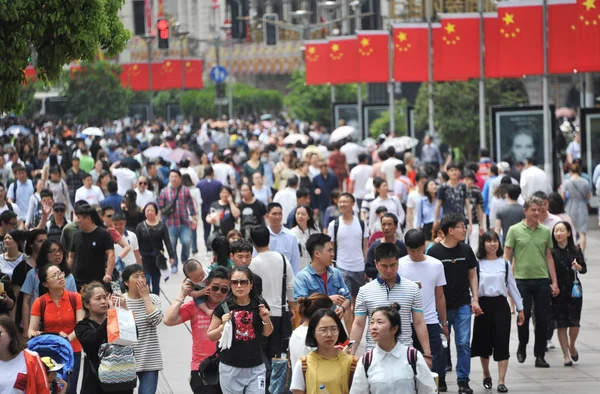 2017年5月1日 中国上海劳动节期间 游客聚集在南京路购物街 — 图库照片