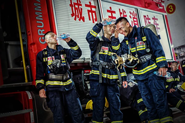 Bir Itfaiye Çin Itfaiyeciler Bir Poster Liuzhou City Güney Çin — Stok fotoğraf