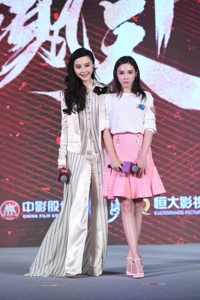 中国女優ファン ビンビン 左と鵬 Xiaoran 2017 ドラマ 勝つ世界 北京での記者会見に出席する — ストック写真