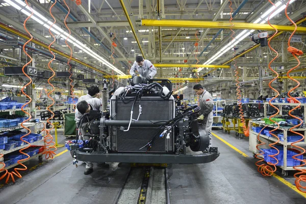 Trabalhadores Chineses Montam Caminhão Linha Montagem Uma Fábrica Automóveis Dongfeng — Fotografia de Stock