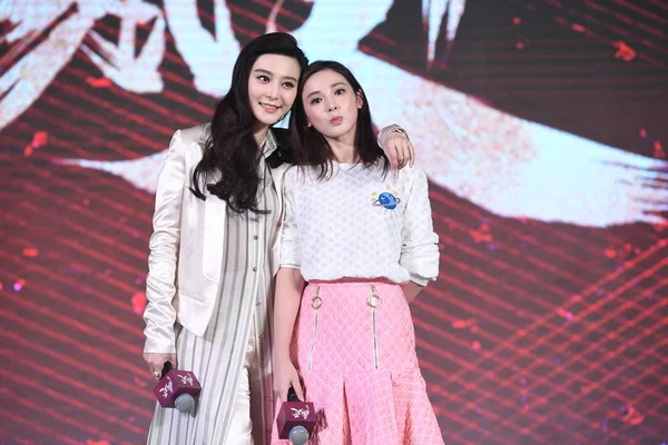 Las Actrices Chinas Fan Bingbing Left Peng Xiaoran Asisten Una —  Fotos de Stock