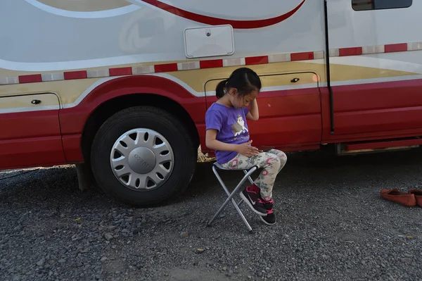 Una Niña Sienta Lado Vehículo Recreativo Festival Camping Hefei Ciudad — Foto de Stock