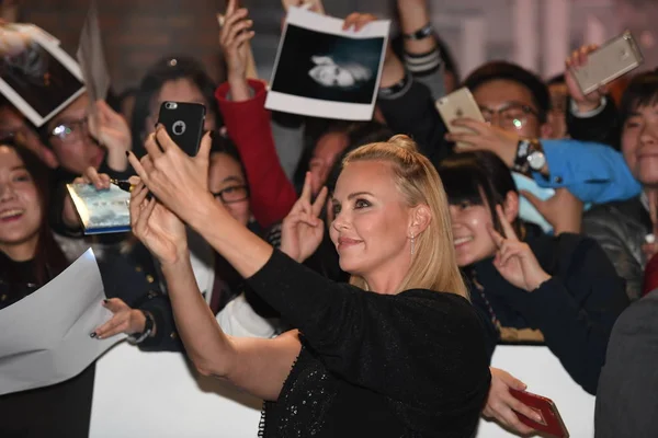 Die Amerikanische Schauspielerin Charlize Theron Mitte Macht Selfies Mit Fans — Stockfoto