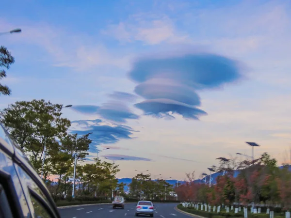 Nuvens Forma Ovni São Vistas Céu Sobre Cidade Lijiang Província — Fotografia de Stock