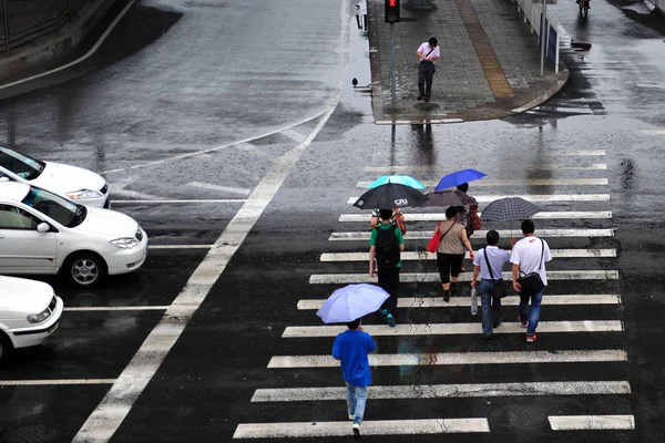 車の運転手は 中国の横断歩道で歩行者に道を譲るのを待ちます 2013 — ストック写真