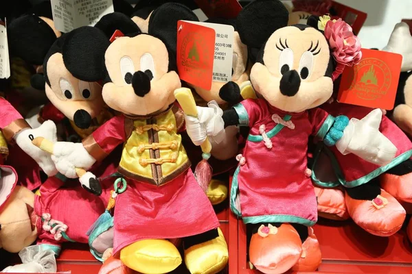 Brinquedos Recheados Personagens Disney Vestidos Com Trajes Tradicionais Chineses Estão — Fotografia de Stock