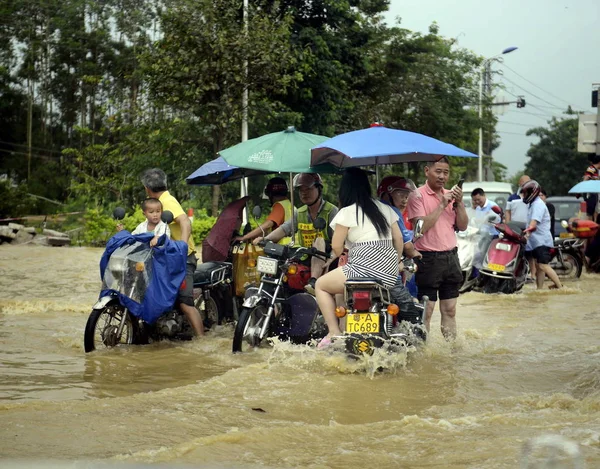 Местные Жители Ездят Мотоциклах Затопленной Дороге Вызванной Сильными Ливнями Городе — стоковое фото